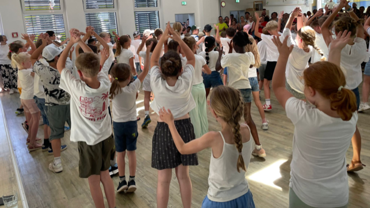 Beim Schulfest der Grundschule Helden haben die Schüler einen Tanz aufgeführt, der zugleich den stimmungsvollen Abschluss einer Tanzprojektwoche bildete. von privat