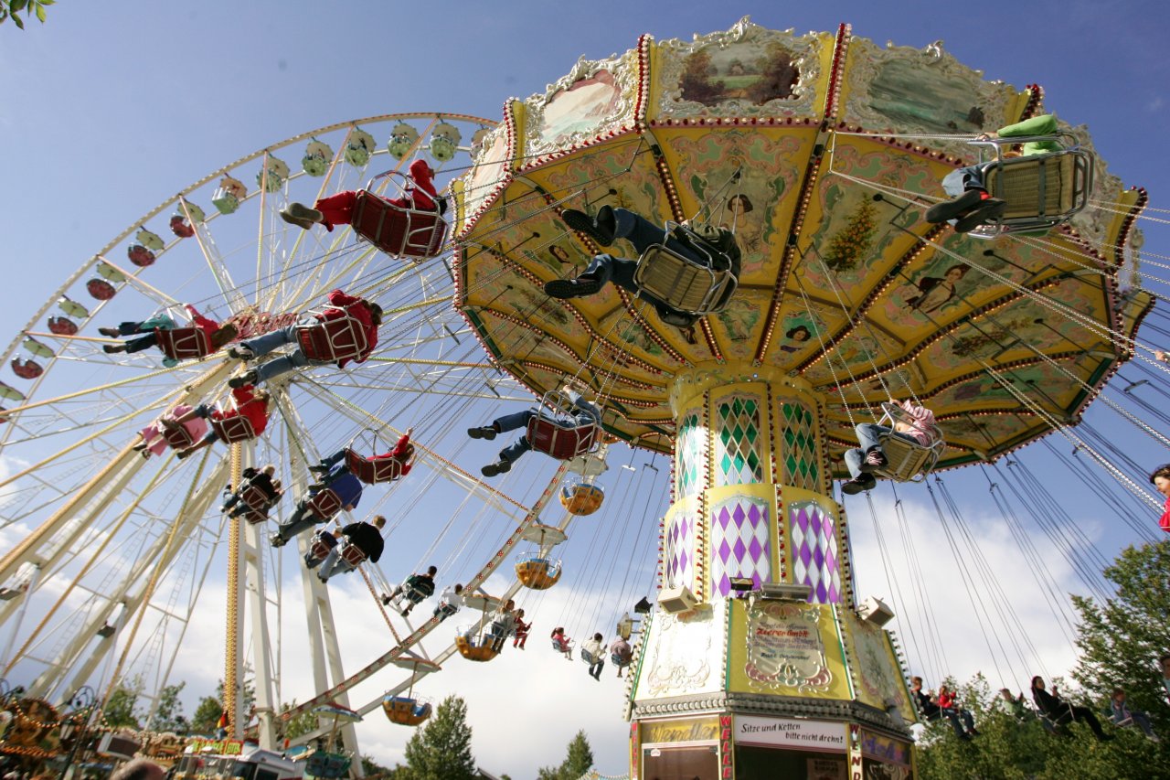 Zwei beliebte Klassiker: Riesenrad und Wellenflug. von Gemeinde Wenden