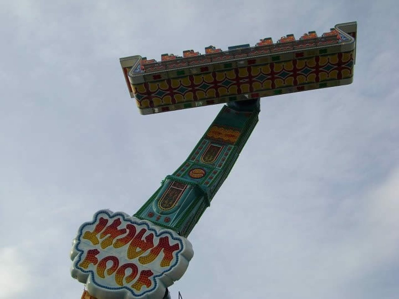 Tolle Ausblicke über den Festplatz erwarten die Besucher auf dem fliegenden Teppich „1000 und 1“. von www.auf-crange.de