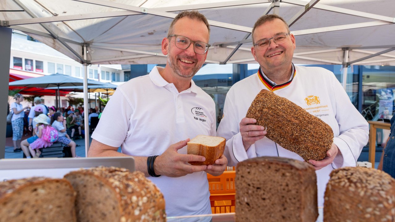 Brotprüfer Maik Wegner (l.) und Obermeister Georg Sangermann. von Kreishandwerkerschaft