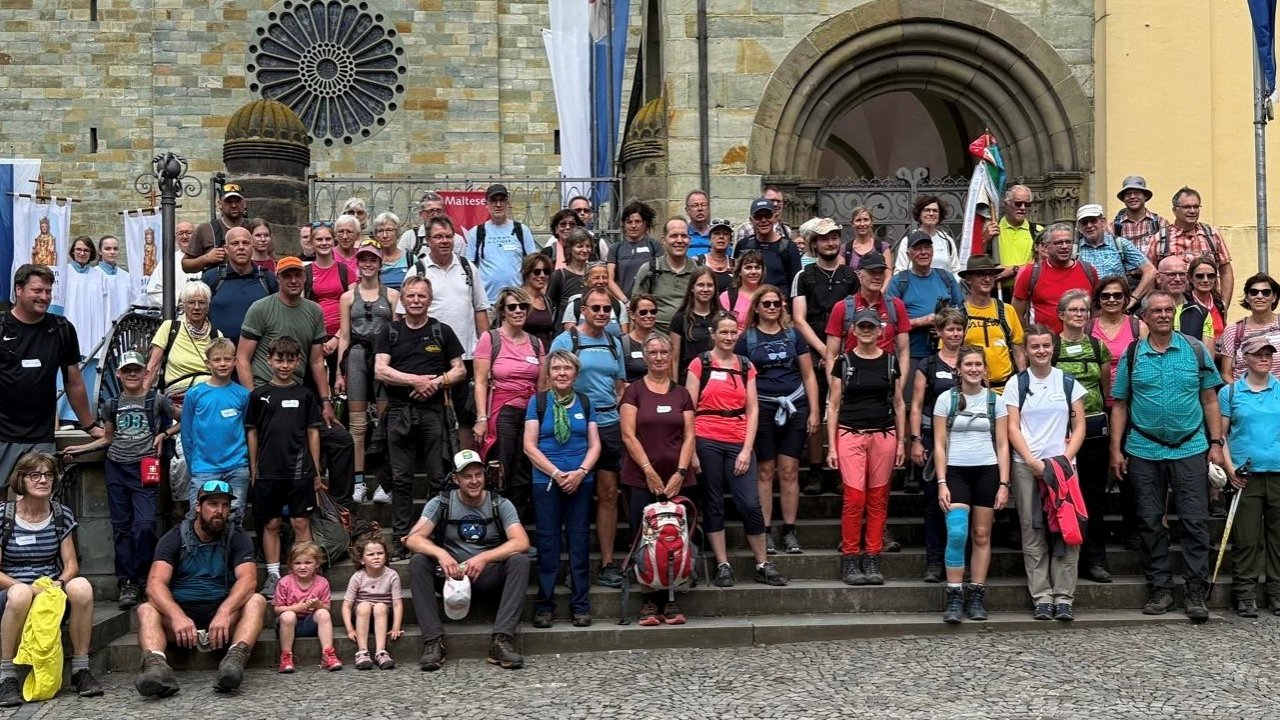 Vor der Basilika in Werl stellt sich die Pilgergruppe zum Foto auf. von privat