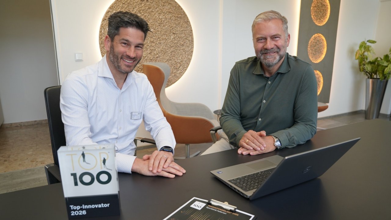 Die Sportklinik Hellersen steht seit 2017 unter der strategischen Führung von Dirk Burghaus (Vorsitzender des Vorstands). Mit Dr. Gunnar Markert (l.) als Leiter der neu geschaffenen Stabsstelle „KI, Automatisierung & Digitale Transformation“ stellt die Spezialklinik nun die Weichen, um innovative Ideen in konkrete KI-Projekte im Klinikalltag zu übersetzen. von Sportklinik Hellersen
