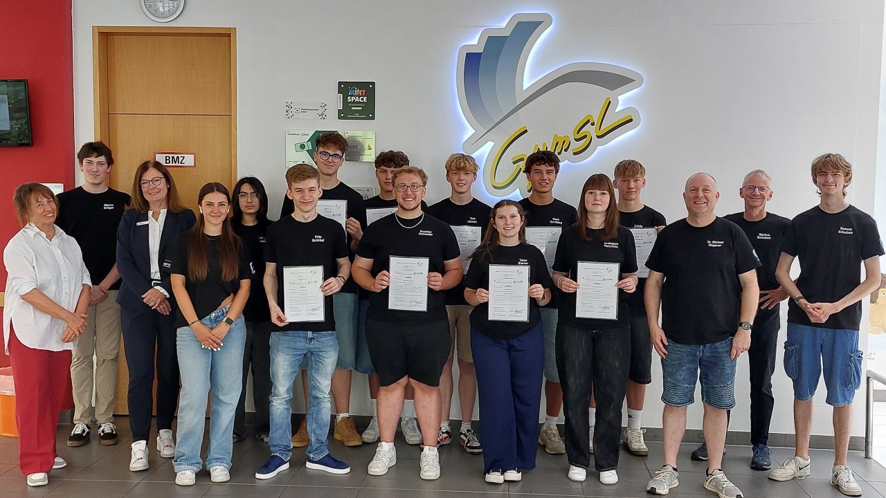 Bei einer Abschlussveranstaltung stellten die Schüler ihr selbst entwickeltes KI-Lernspiel vor. von GymSL