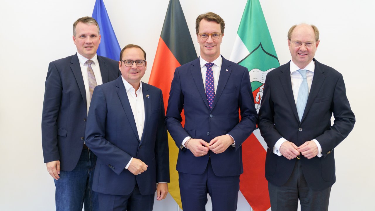 Ministerpräsident Wüst (2.v.r.) mit den Vertretern der kommunalen Spitzenverbände. von Land NRW - Martin Götz