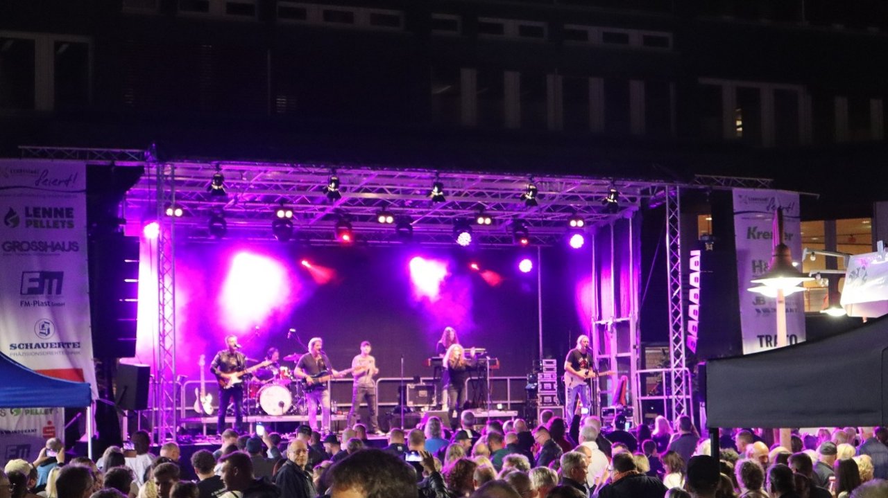 Wenn sich der Ortskern von Altenhundem wieder in eine Partymeile mit vier Bühnen verwandelt - klar: Dann ist wieder Stadtfest in Lennestadt! Das 49. Stadtfest findet von Freitag bis Sonntag, 14. bis 16. August, statt. von Archivfoto: Marita Sapp
