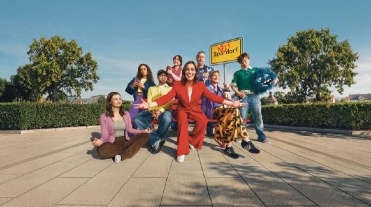 Die Neusparer im „Spardorf“ animieren auf amüsante Art und Weise dazu, dass sich junge Leute mit dem Thema „Sparen und Anlegen“ beschäftigen.. von Sparkasse