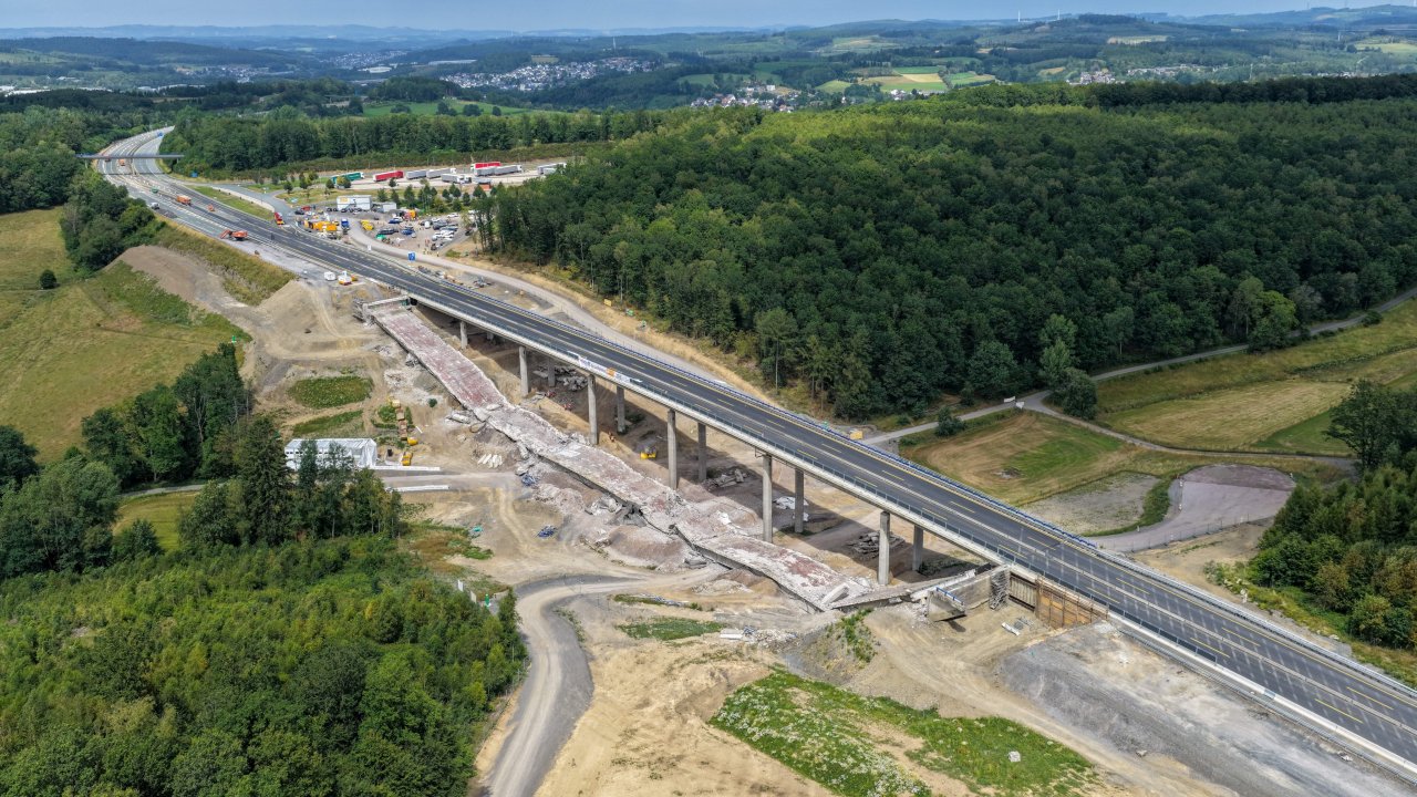 Zwei Anläufe hat es am Sonntag, 19. Juli, gebraucht, um das erste Teilbauwerk der A 45-Talbrücke Ottfingen komplett zu sprengen. von Autobahn Westfalen