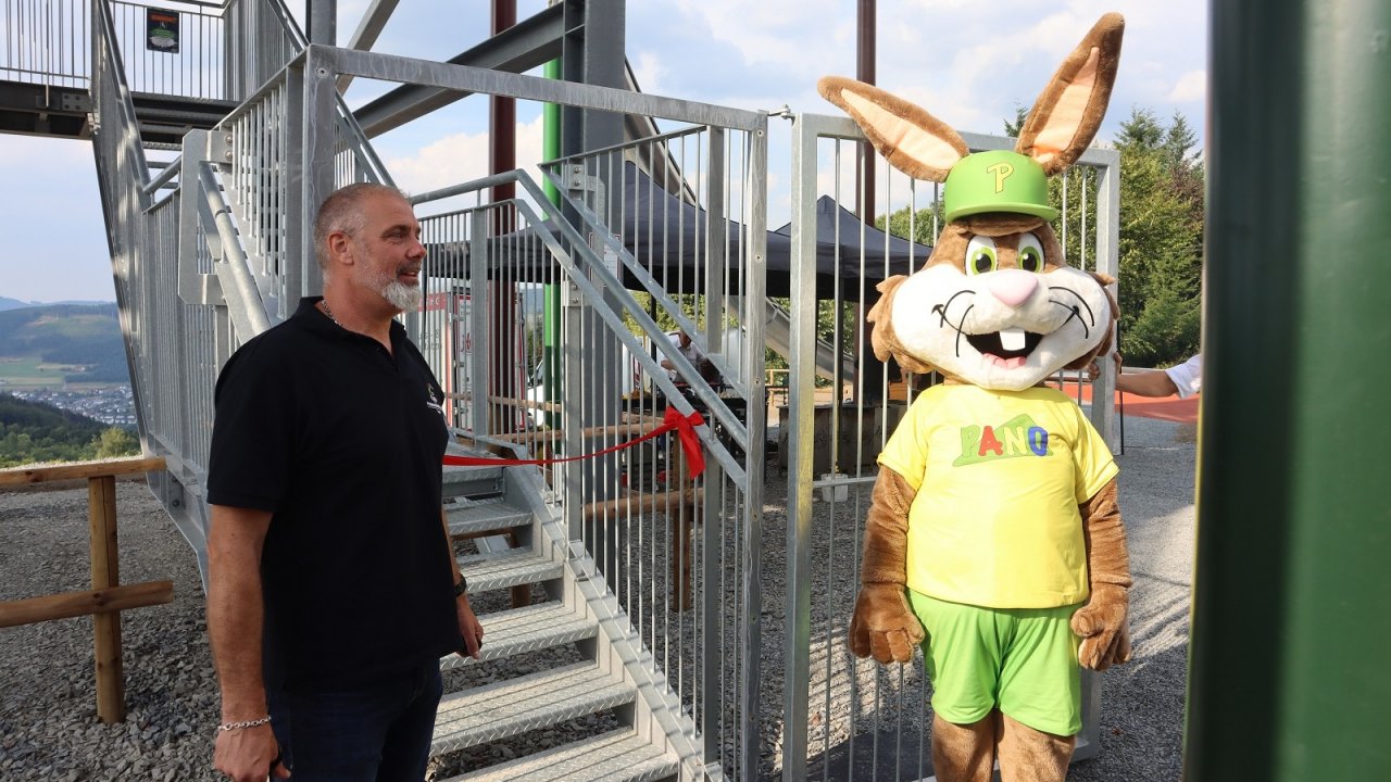 Parkchef Ingo Hamm schnitt das rote Band des neue Rutschenturms im Panorama Park durch. von Marita Sapp