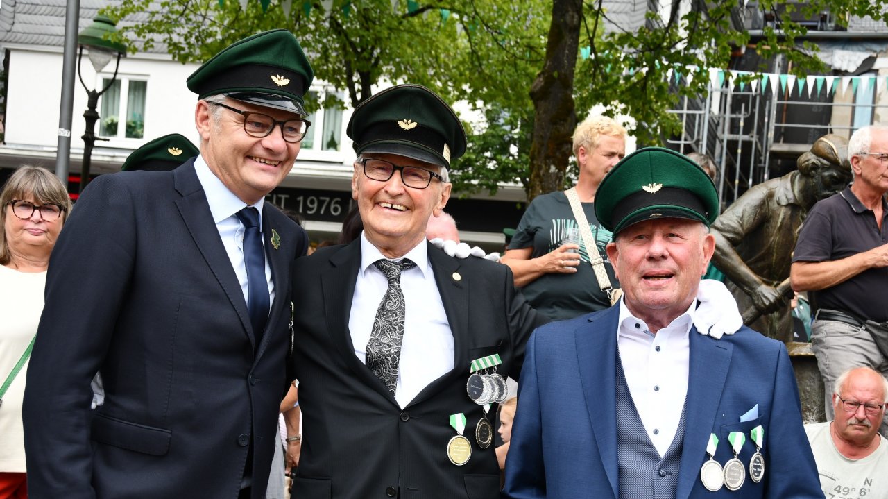 Antreten am Schützenfestsamstag 2026 auf dem Olper Marktplatz. Die Jubelkönige (v.l.): André Rumpff (25 Jahre), Dieter Kraft (60 Jahre) und Hans Bicher (40 Jahre). von Nicole Voss