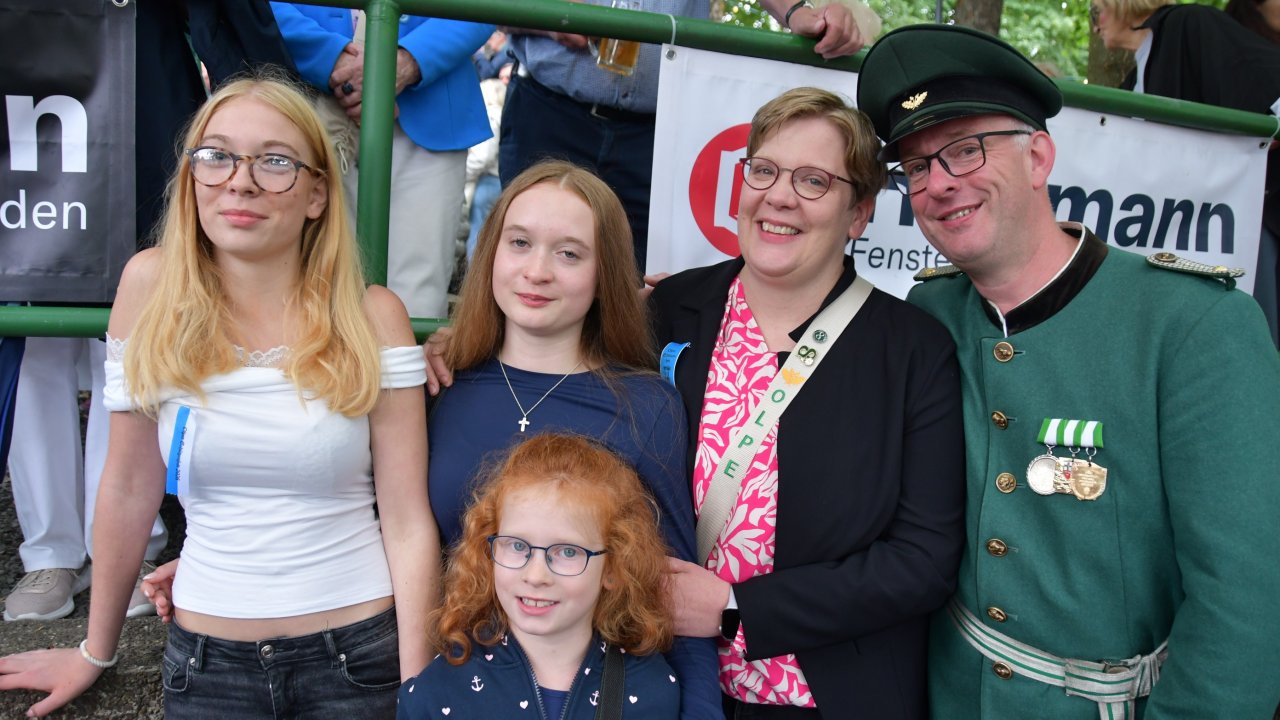 Das Königspaar Christian und Anne Wacker mit seinen Töchtern (v.l.) Alina, Carolin und Jule. von Nicole Voss