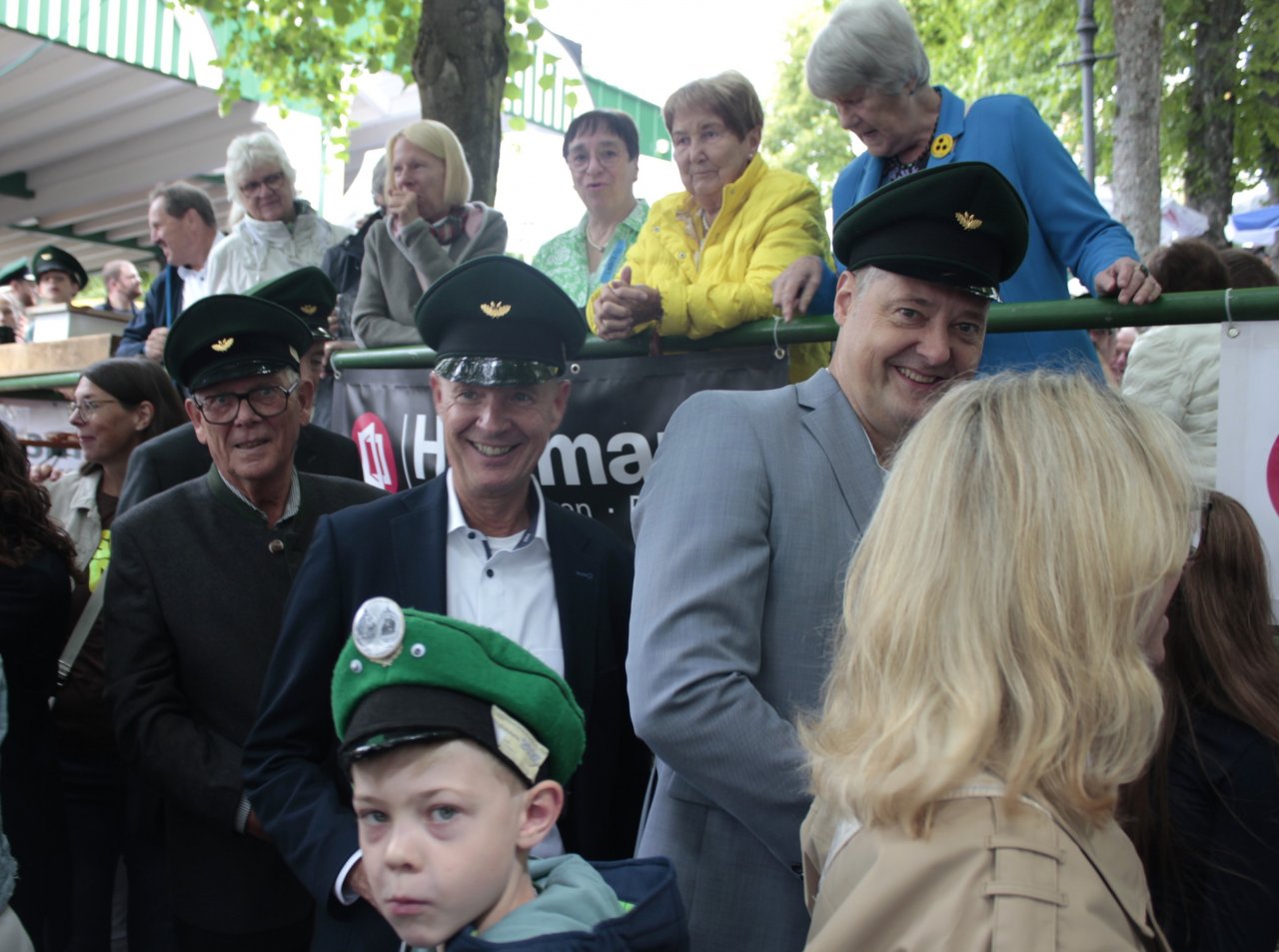 Auf dem Weg zum Gratulieren: Olpes früherer Bürgermeister Peter Weber, Landrat Theo Melcher und Altbürgermeister Horst Müller (v.r.). von Wolfgang Schneider