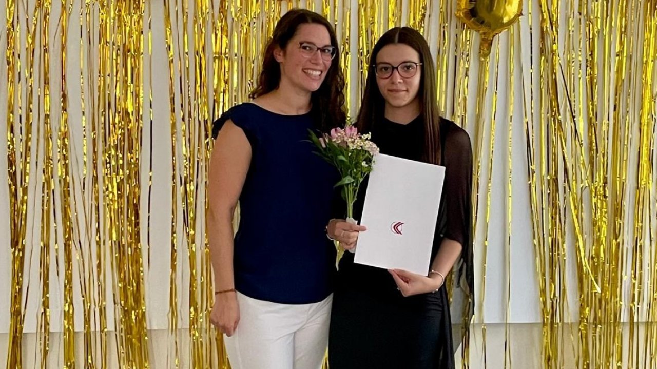 Praxisanleiterin Lena Pawlik (l.) gratuliert der frisch examinierten Medizinischen Technologin für Radiologie (MTR) Veronika Bogatschewski. von GFO Kliniken Südwestfalen