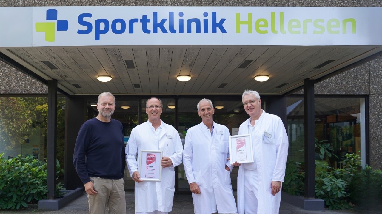 Die Sportklinik Hellersen steht seit 80 Jahren für spezialisierte Medizin rund um den Bewegungsapparat. Im Jubiläumsjahr freuen sich Dirk Burghaus (Vorsitzender des Vorstands) sowie
die Chefärzte Dr. Oliver Meier (Spezielle Wirbelsäulenchirurgie), Dr. Volker Stoll (Kniechirurgie und Sporttraumatologie) und Dr. Markus Leyh (Schulter-, Ellenbogen-, Kniechirurgie und Traumatologie) besonders über die erneute Empfehlung in der Stern-Klinikliste 2026/27. von Sportklinik Hellersen