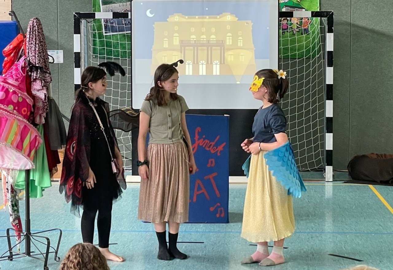 Mit viel Spielfreude, Gesang und Kreativität haben 16 Schülerinnen und Schüler der Theater-AG der Kirchhundemer Grundschule Am Kreuzberg das Musiktheaterstück „Eule findet den Beat“ auf die Bühne gebracht. von privat