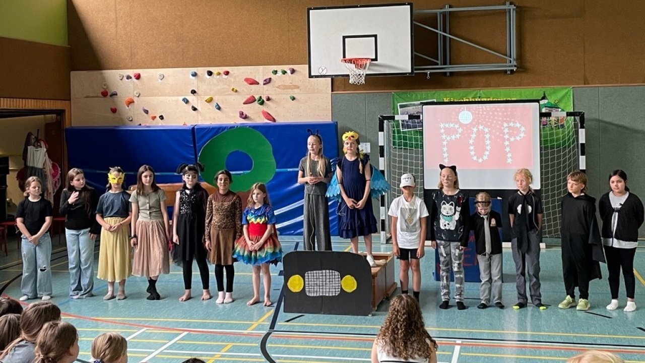 Mit viel Spielfreude, Gesang und Kreativität haben 16 Schülerinnen und Schüler der Theater-AG der Kirchhundemer Grundschule Am Kreuzberg das Musiktheaterstück „Eule findet den Beat“ auf die Bühne gebracht. von privat