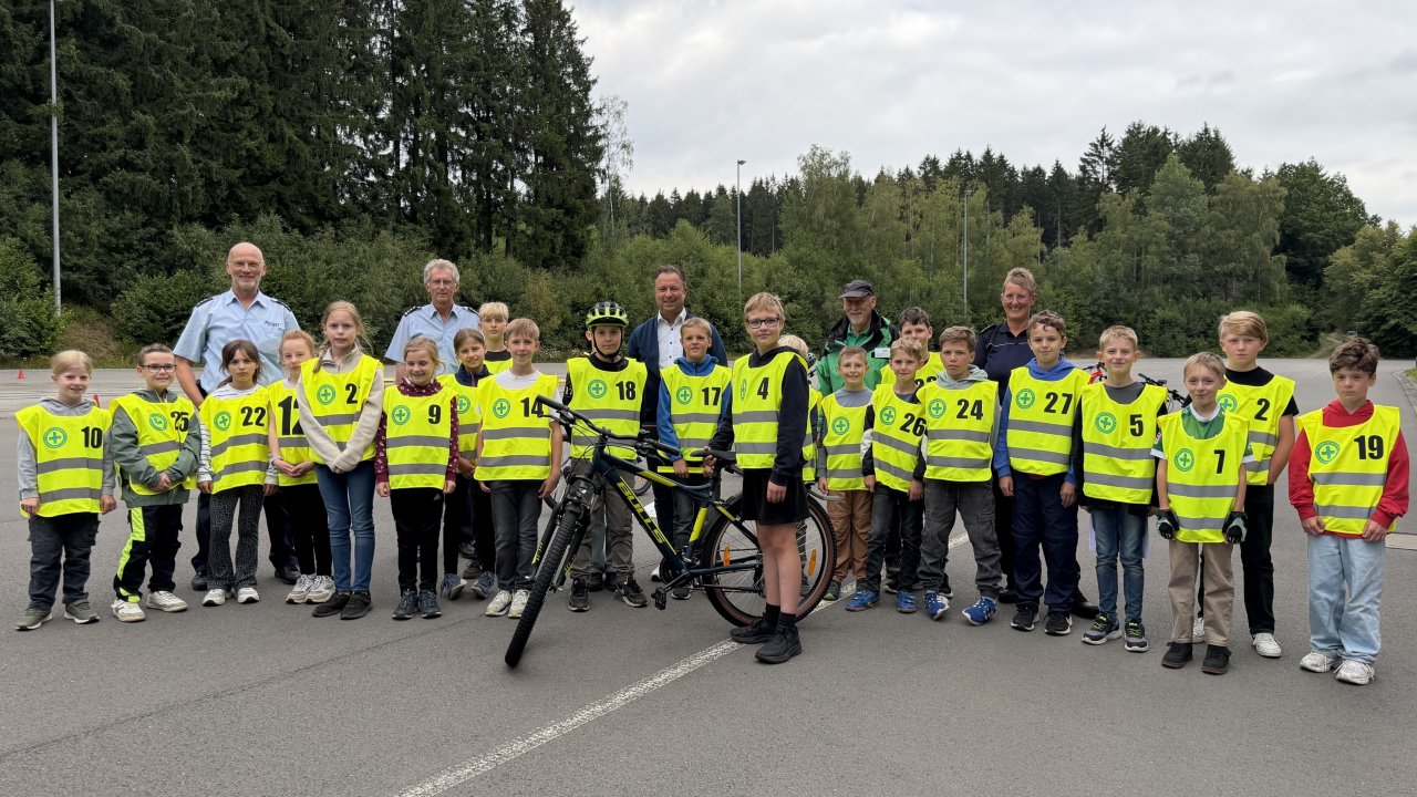 An der Fahrradaktion Safety nahmen 25 Grundschüler teil. von LR Olpe/Lena Hoof