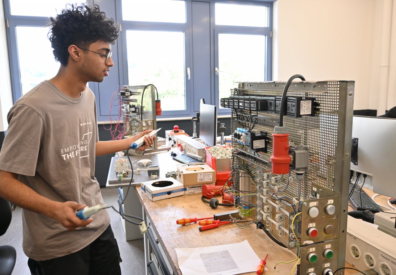 Mit gerade einmal 19 Jahren hat Adityansh Ray aus Neu-Delhi einen großen Schritt gewagt: Er ist vor einem Jahr nach Attendorn gezogen, um hier seine Ausbildung zum Elektroniker für Betriebstechnik bei der LEWA zu machen. von Jana Becker