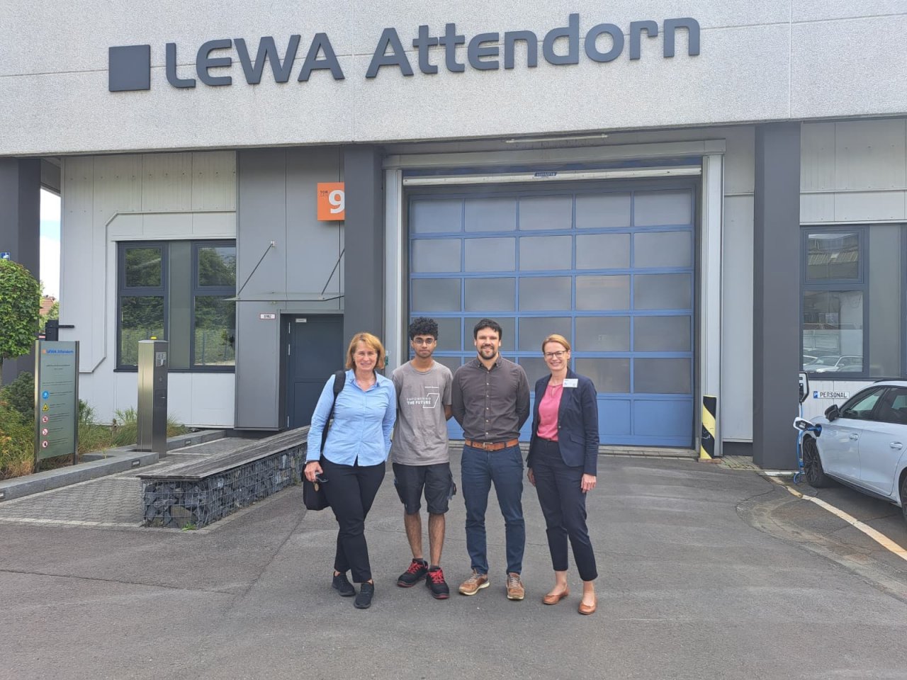 v.l.: Claudia Bügeler (Bildungsreferentin bei LEWA), Adityansh Ray (Azubi Elektroniker für Betriebstechnik bei LEWA), Tim Sangermann (Leitung HR, KI und Transformation bei LEWA) und Simone Stuhrmann (Geschäftsführerin Operativ, Agentur für Arbeit Siegen). von Jana Becker