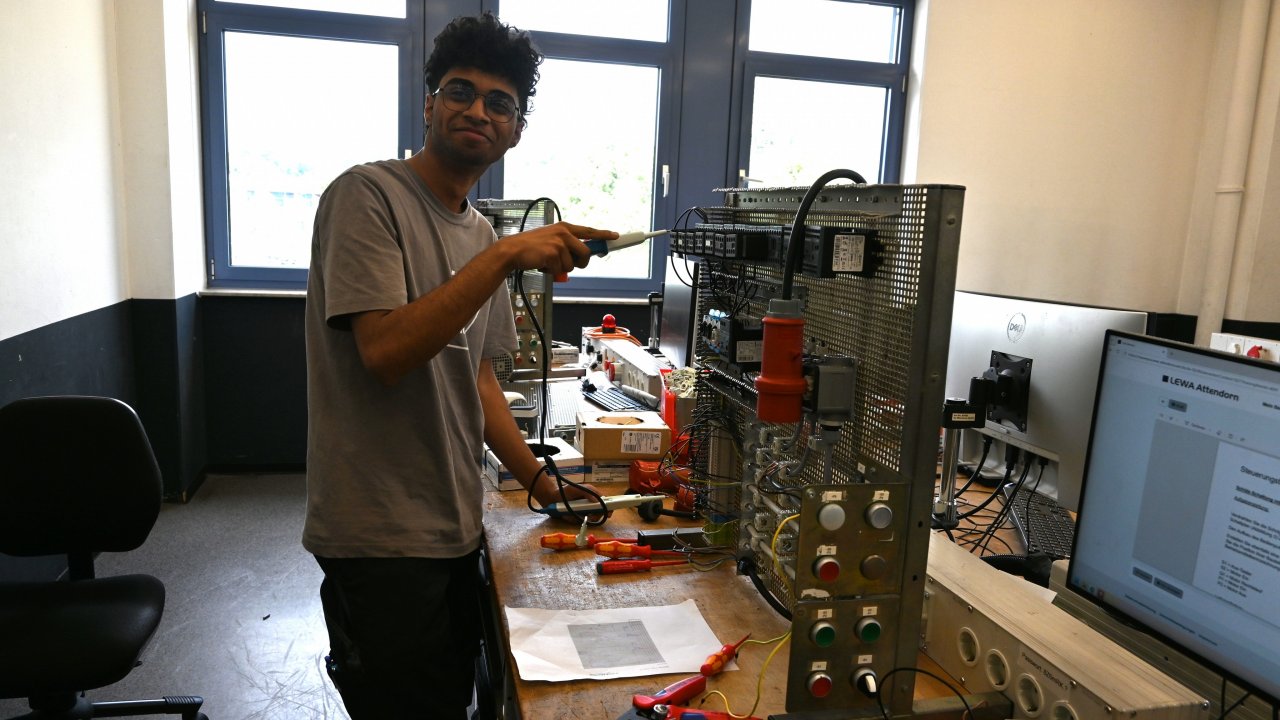 Mit gerade einmal 19 Jahren hat Adityansh Ray aus Neu-Delhi einen großen Schritt gewagt: Er ist vor einem Jahr nach Attendorn gezogen, um hier seine Ausbildung zum Elektroniker für Betriebstechnik bei der LEWA zu machen. von Jana Becker