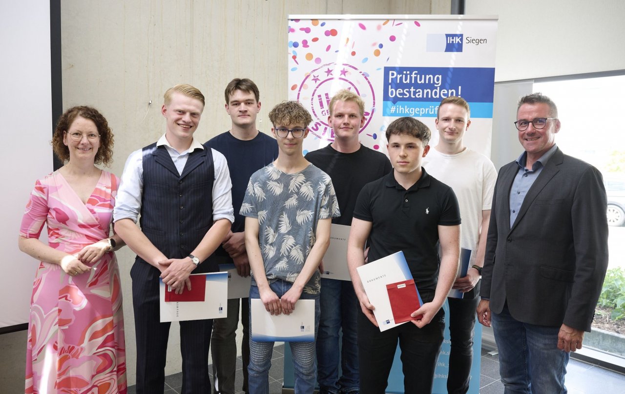 IHK-Geschäftsführerin Sabine Bechheim und die Vertreter der Schulen zeichneten die Prüfungsbesten aus: die Prüfungsbesten aus Olpe. von IHK Siegen
