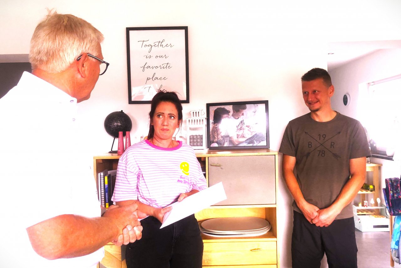 VdK-Vorsitzender Hermann-Josef Bettendorf im Gespräch mit Mutter Katharina und Vater Erik (v.l.). von privat