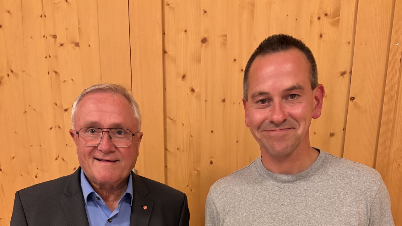 Joachim Schlüter überreichte dem DFB-Ehrenamtssieger Ralf Ochsenfeld Ehrenurkunde und Ball. von Hartmut Poggel