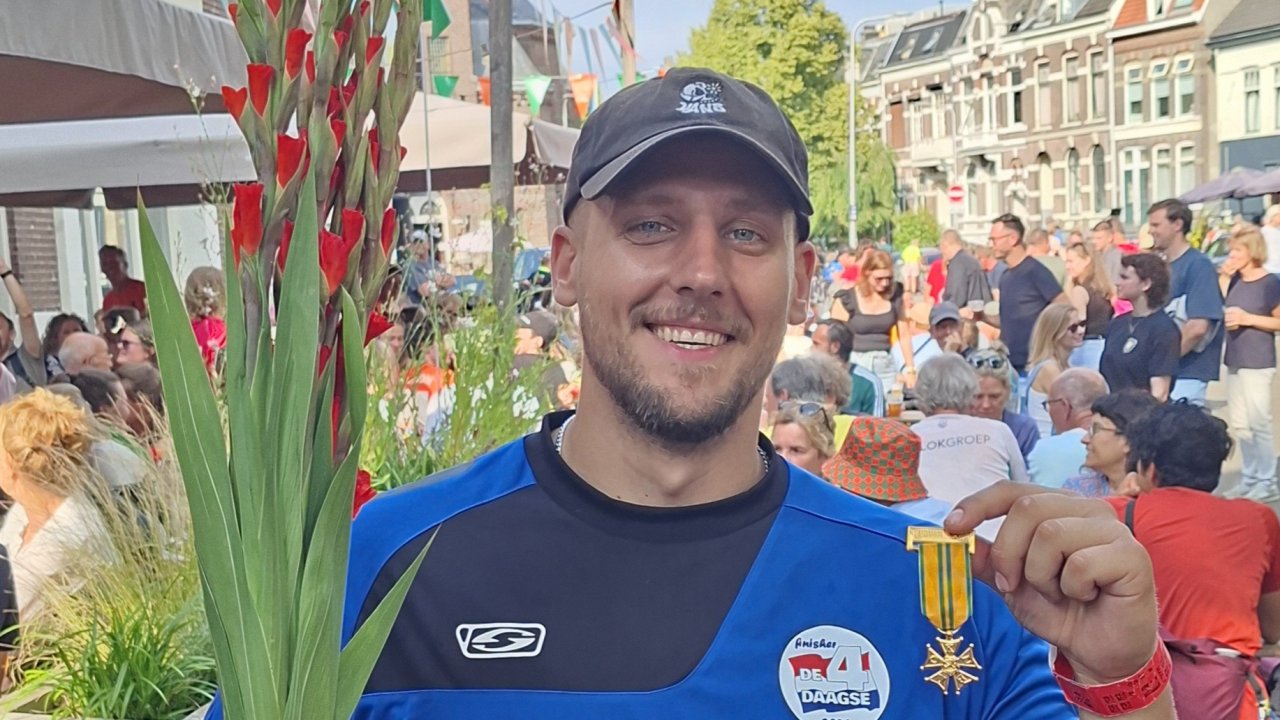 Florian Lörler mit Ehrungskreuz und Gladiolen nach dem Zieleinlauf. von privat