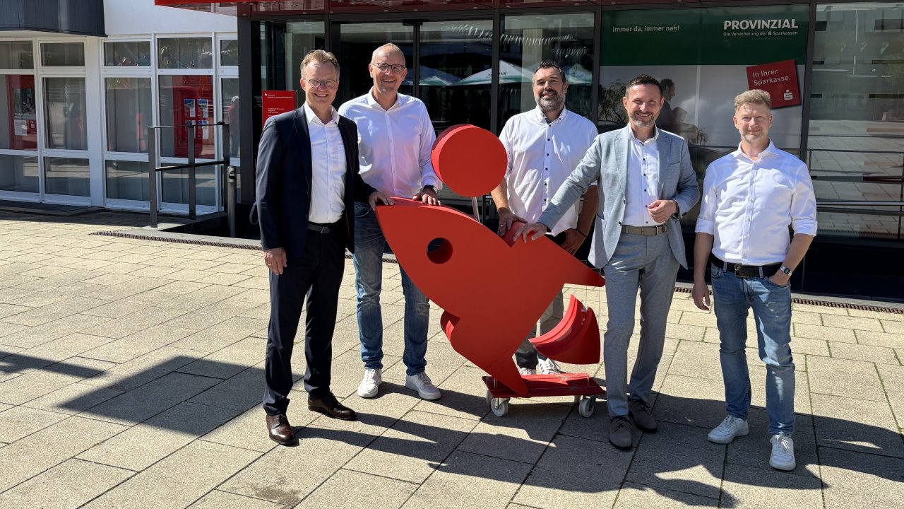 Tobias Puspas (Bürgermeister Lennestadt, v.l.), Dirk Stenger (Vorstandsmitglied der Sparkasse A-L-K), Lars Meyer (Geschäftsführer Raum der Ideen), Björn Jarosz (Bürgermeister Kirchhundem) und Heinz-Jörg Reichmann (Vorstandsvorsitzender der Sparkasse A-L-K). von Sparkasse Attendorn-Lennestadt-Kirchhundem
