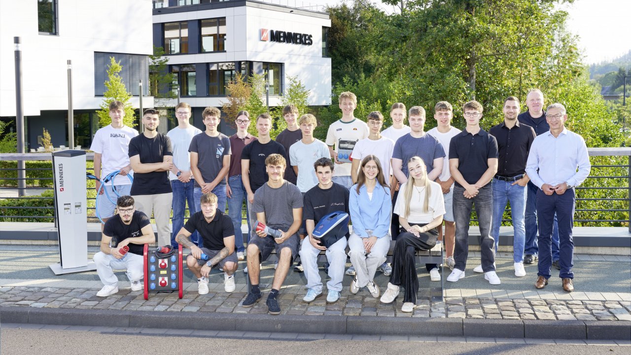 Die neuen Azubis von Mennekes und das Team Ausbildung trafen sich zum Ausbildungsstart am Unternehmensstandort in Kirchhundem-Welschen Ennest. von MENNEKES; Gabi Sonnenschein/imago – das Bild