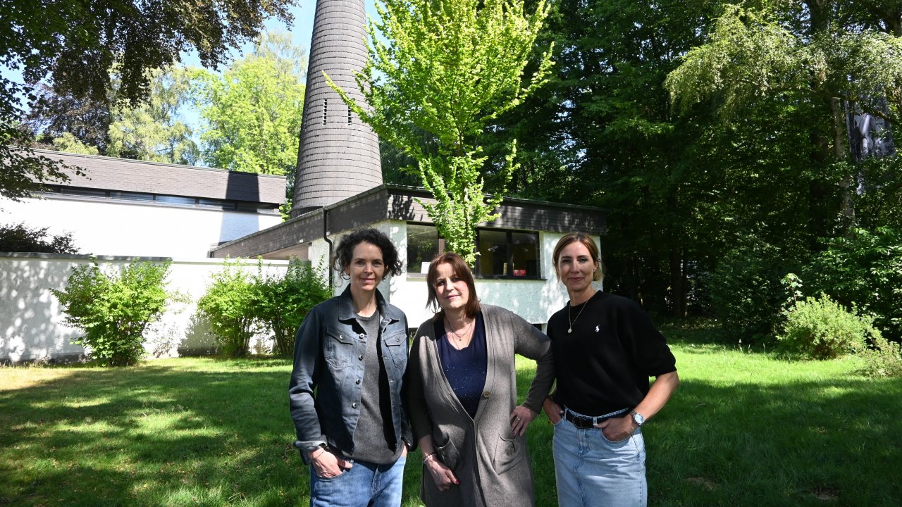 Seit einigen Monaten sind die Räume der evangelischen Friedenskirche in Petersburg vermietet an ein Künstlerinnentrio. Tanja Evers, Susanne Siewer-Wolter und Susanne Gehrmann (v.l.) haben dort ihre Ateliers eingerichtet. von Jana Becker