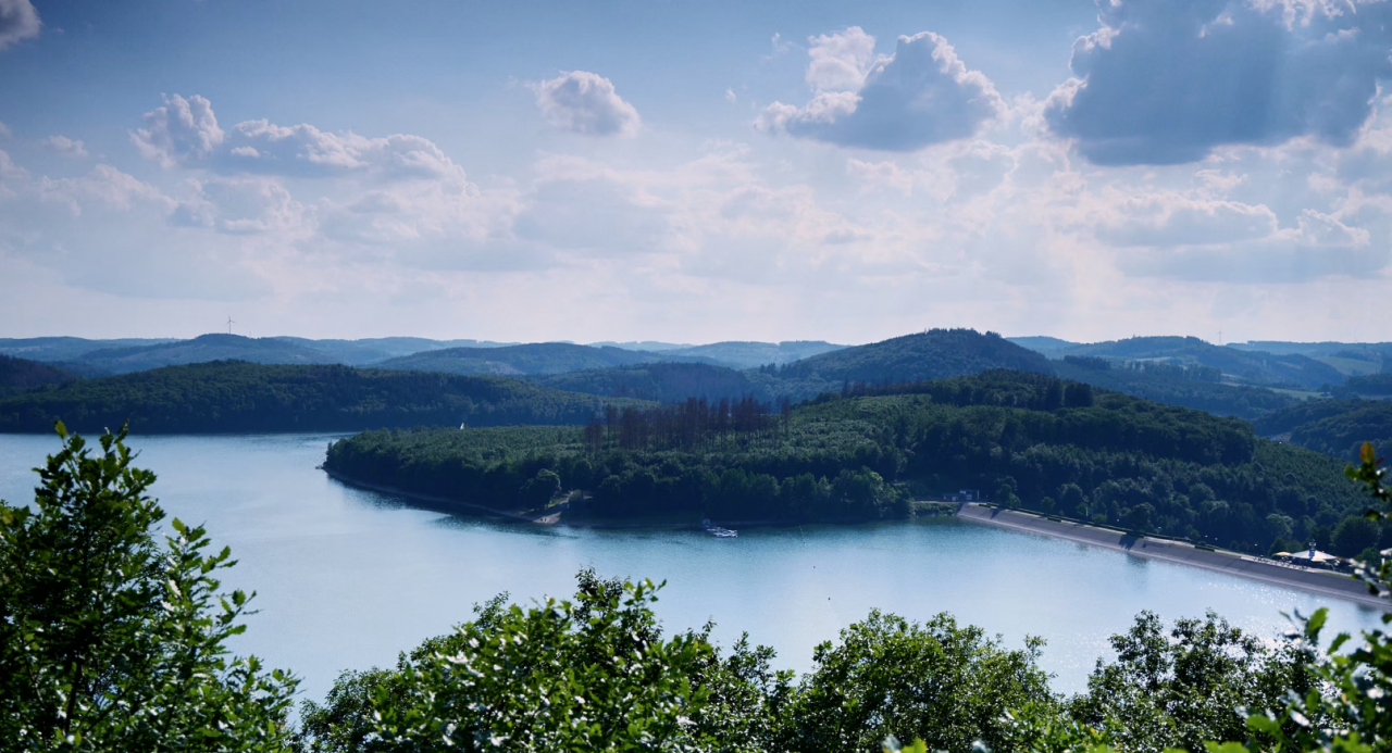 Sommerlicher Blick vom Skywalk bei Attendorn auf die Biggetalsperre. von Dr. Franz-Josef Bock