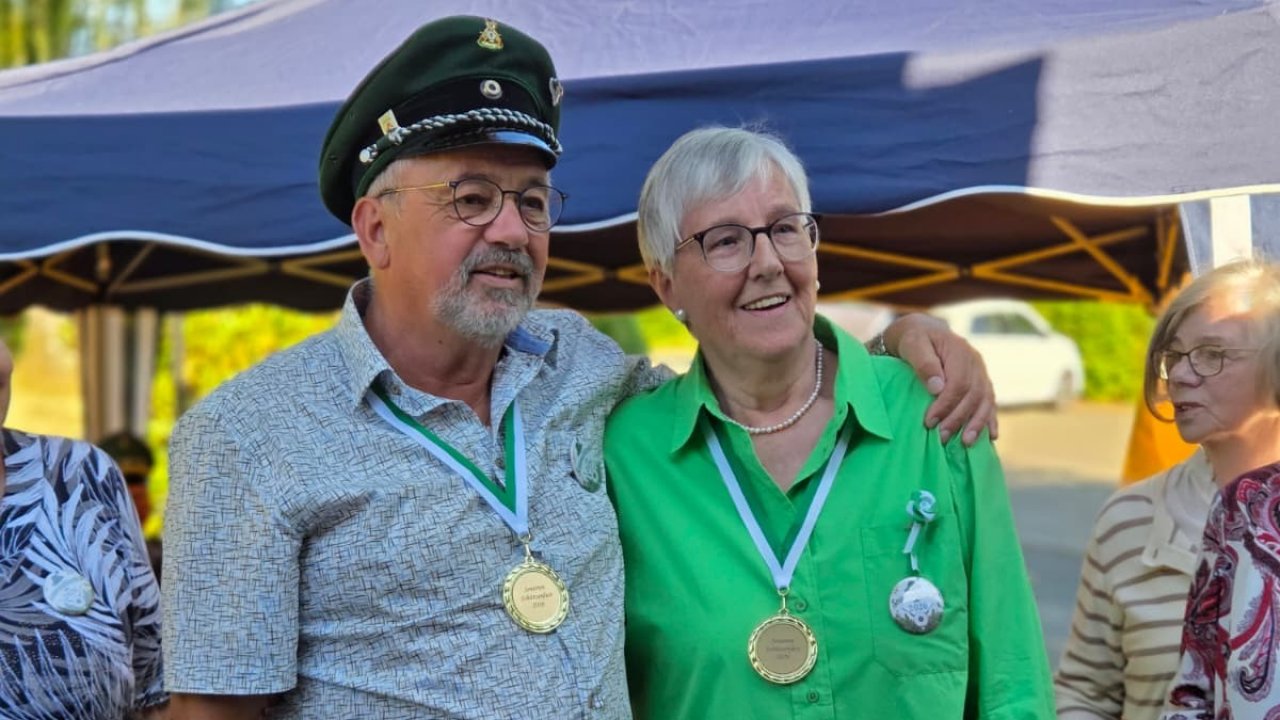 26 Senioren aus dem Rahrbachtal haben im Juli Schützenfest gefeiert. Es gab frischgezapftes Bier, Grillwurst und Schnaps für Treffgenauigkeit beim Vogelschießen. von privat
