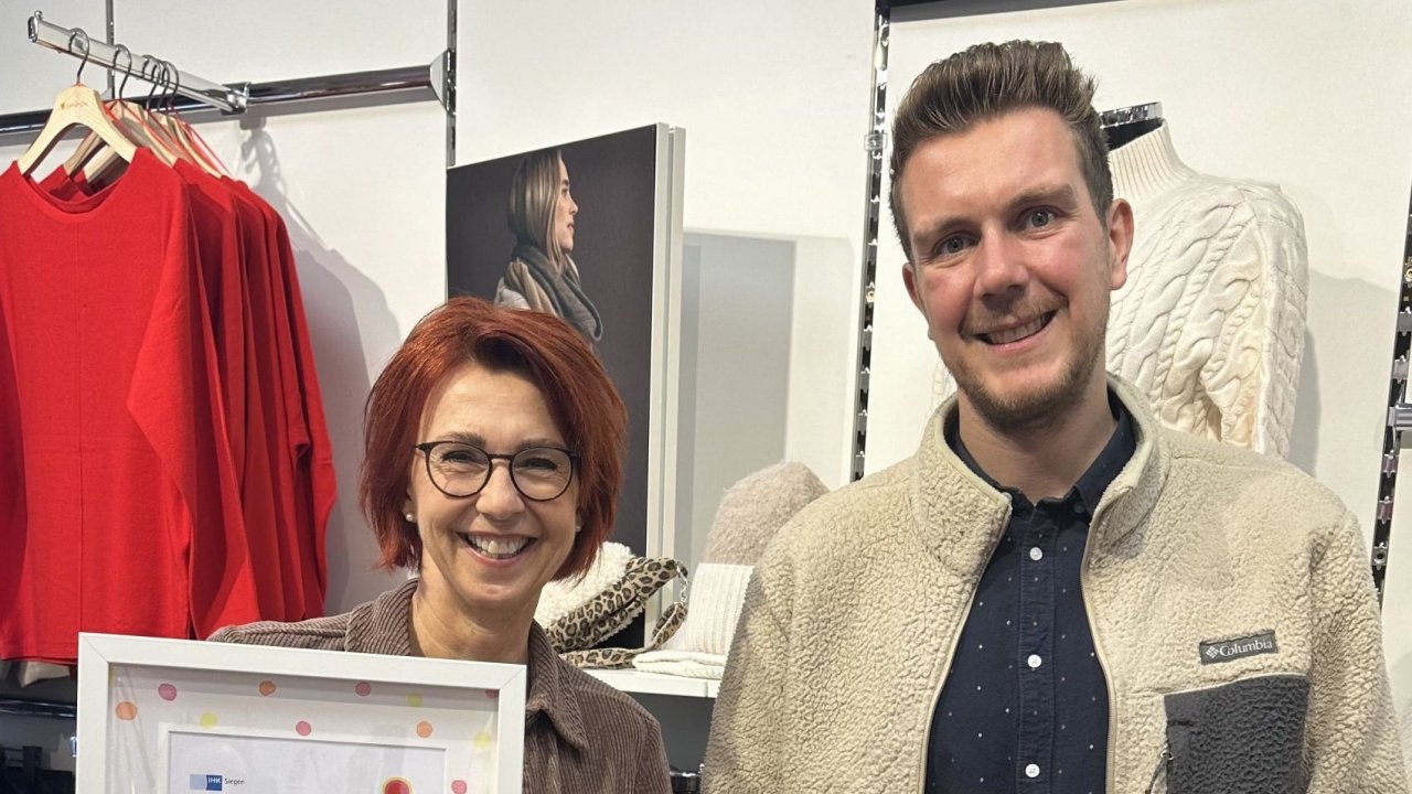 IHK-Mitarbeiter David Doblun mit einer der drei Vorjahressiegerinnen: Silvia Schleicher vom Modegeschäft „IN WEAR“ in Freudenberg. von IHK Siegen