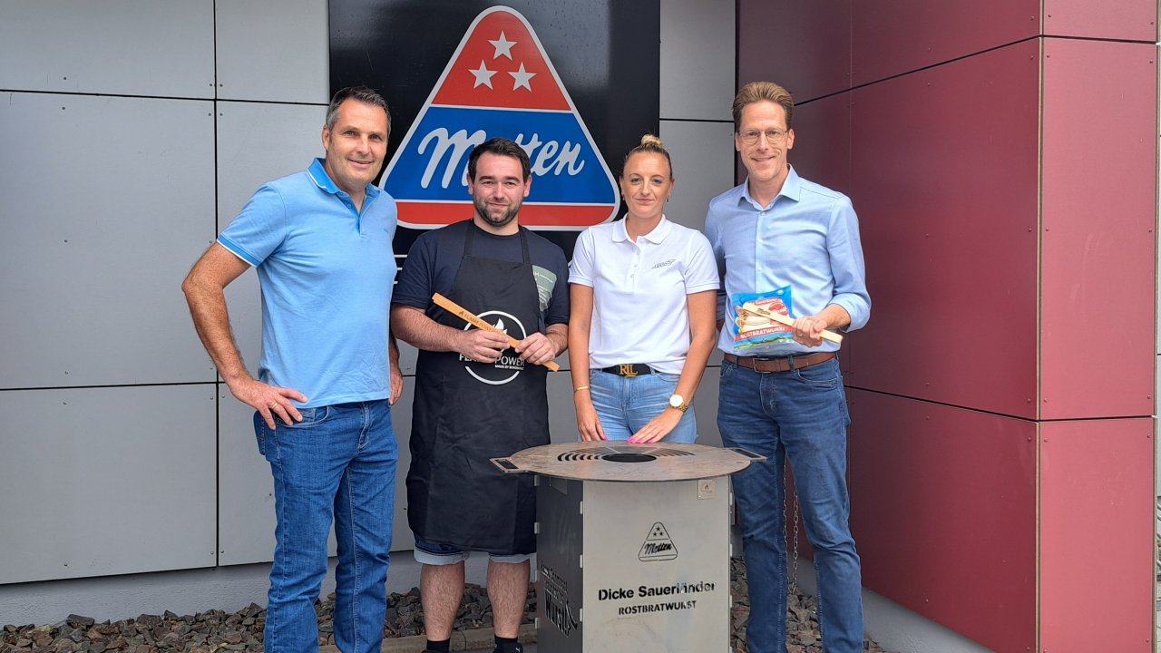 Bei der Gewinnübergabe des LokalPlus-WM-Tippspiels (v.l.): Christof Sieler (LokalPlus-Geschäftsführer), Kevin Gouranis (Erstplatzierter des WM-Tippspiels), Mona Gasser (SMT) und Tobias Metten (geschäftsführender Gesellschafter der Firma Metten). von Jana Becker