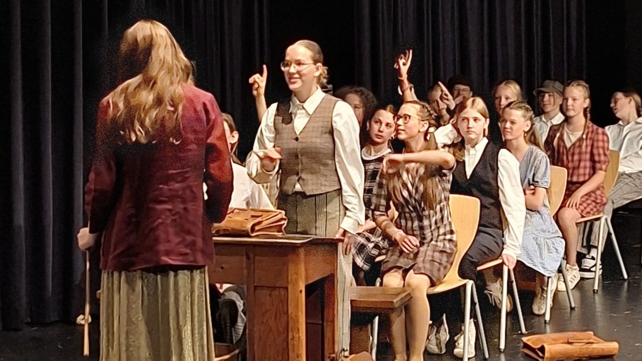 Ein Stück über Verführbarkeit zeigte die Theater-AG des Gymnasiums Maria Königin unter Leitung von Marlene Skala. von privat