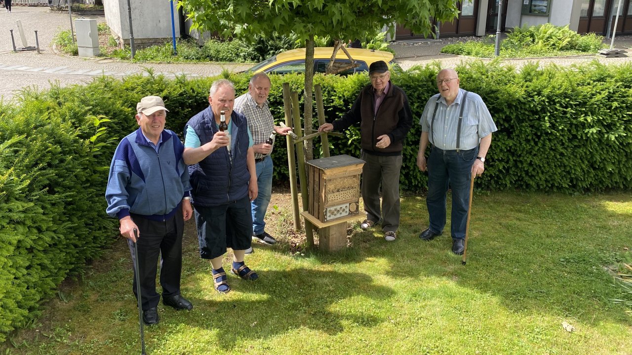 Mit viel handwerklichem Geschick, kreativen Ideen und großer Begeisterung haben die Gäste der Caritas-Tagespflege Attendorn ein besonderes Projekt verwirklicht: Gemeinsam entstand ein selbstgebautes Insektenhotel. von Caritasverband in Südwestfalen