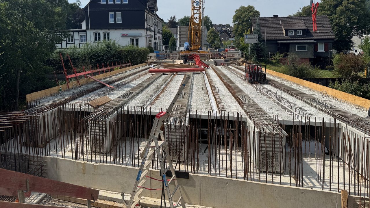 Das Loch ist gestopft: Nach dem Abriss der Brücke vor rund drei Monaten tat sich über der Lenne ein großer Abgrund auf. Jetzt wurde die Tragkonstruktion der neuen Brücke eingehoben. von Kerstin Sauer