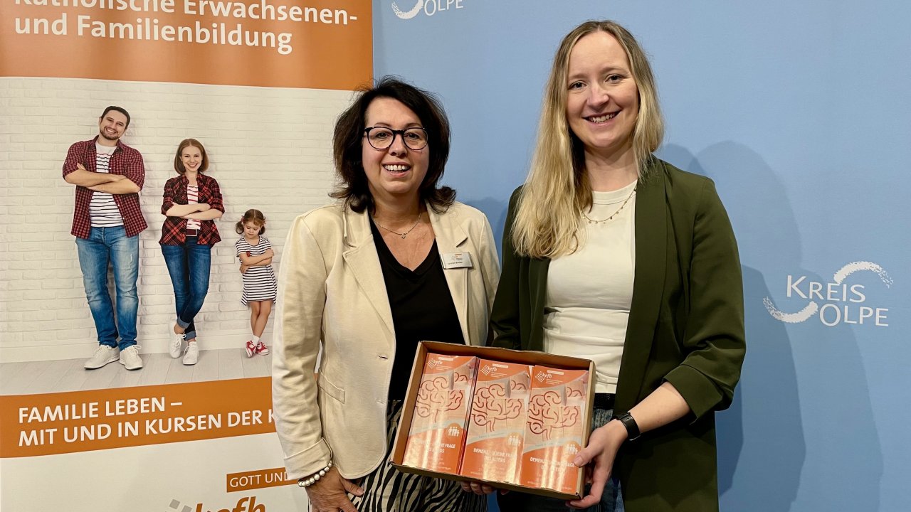 Carmen Brinker von der kefb (l.) und Rebecca Dienst vom Kreis Olpe stellen das Programm der „Thementage Demenz“ vor. von Kreis Olpe