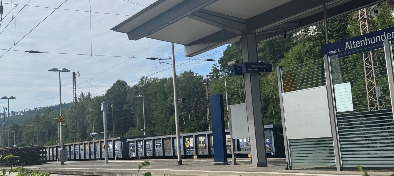 Der Altenhundemer Bahnhof ist derzeit verwaist: Aufgrund von Bauarbeiten fahren keine Züge. In einem Schreiben informiert die Deutsche Bahn die Anwohner über die Arbeiten und bittet um Verständnis aufgrund von Lärmbelästigungen vor allem auch nachts. von Kerstin Sauer