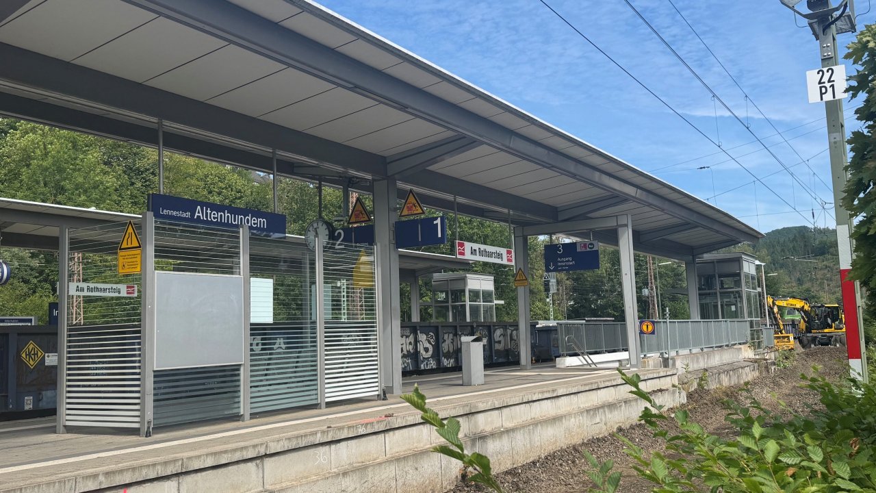 Der Altenhundemer Bahnhof ist derzeit verwaist: Aufgrund von Bauarbeiten fahren keine Züge. In einem Schreiben informiert die Deutsche Bahn die Anwohner über die Arbeiten und bittet um Verständnis aufgrund von Lärmbelästigungen vor allem auch nachts. von Kerstin Sauer