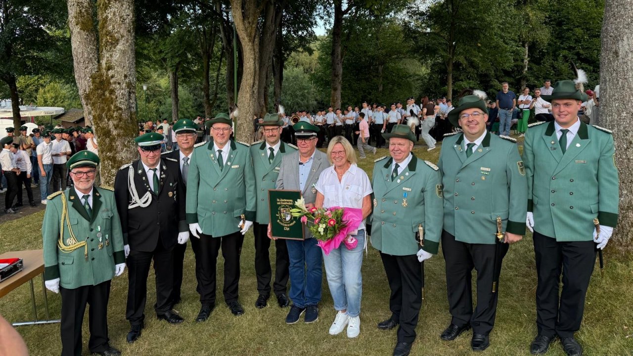 Der Kreisvorstand, Beirat und Ehrenkreisvorstand vertreten durch (v.l.): Michael Stausberg, Michael Stachelscheid, Peter Hatzfeld, André Pfau, Christian Schulte, André Arenz, Martin Wenzel und Kilian Vogt überreichen Markus Bröcher (5.v.r.) das Wappenbild und bedanken sich auch bei Bärbel Bröcher. von privat