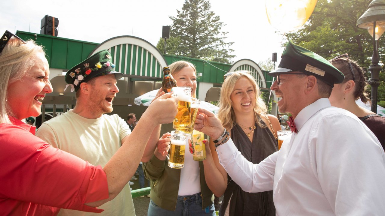 Die Krombacher Brauerei und LokalPlus suchen die schönsten Schützenfest-Momente 2026. von Krombacher Brauerei