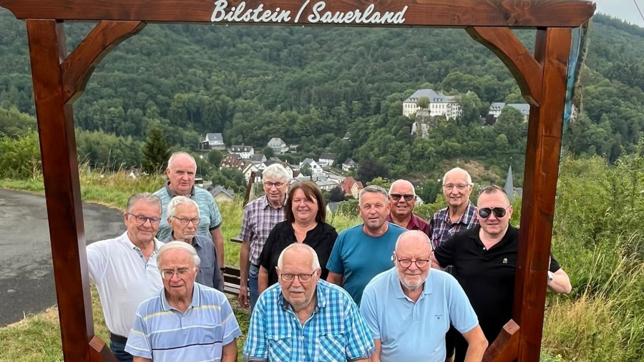 Beim Fototermin zeigten sich die „Rüstigen Rentner“ und ihre Gäste begeistert vom tollen Fotospot mit Blick auf die Burg Bilstein. von Dorfgemeinschaft Bilstein
