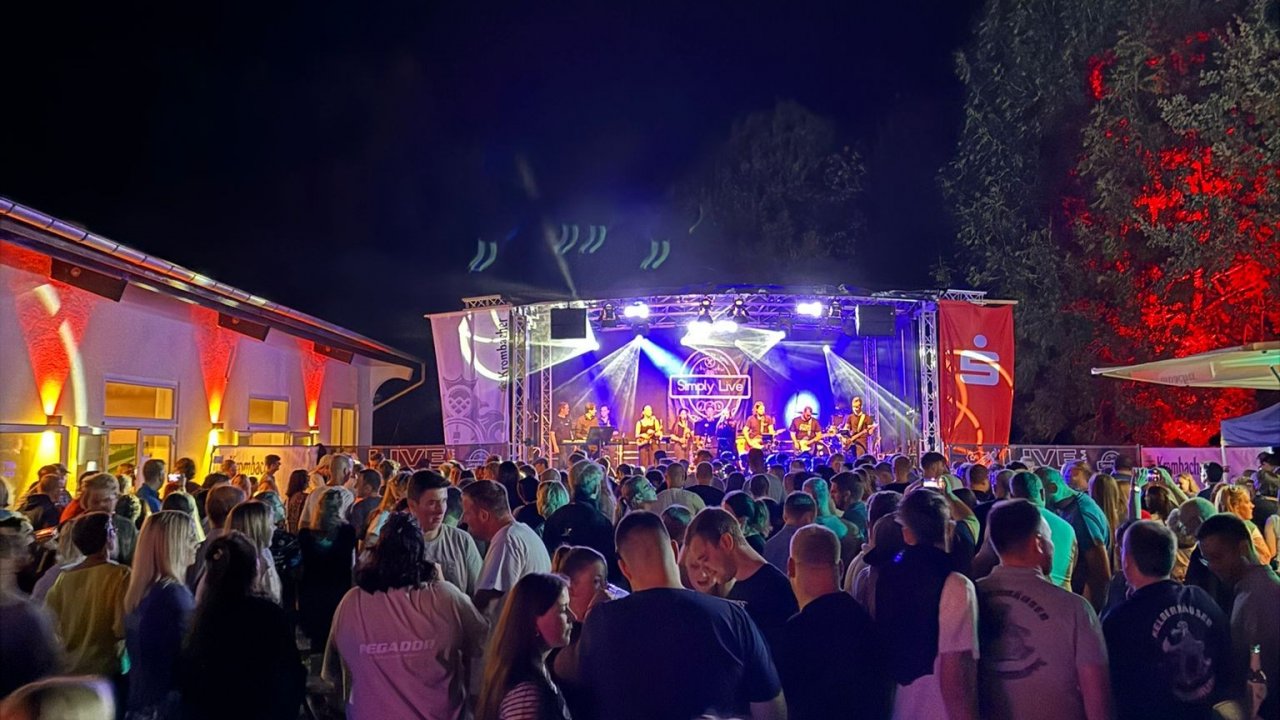 Auf dem Altenkleusheimer Schützenplatz wird bei der dritten Auflage von „Live am Heck“ wieder getanzt, gerockt und abgefeiert. von privat