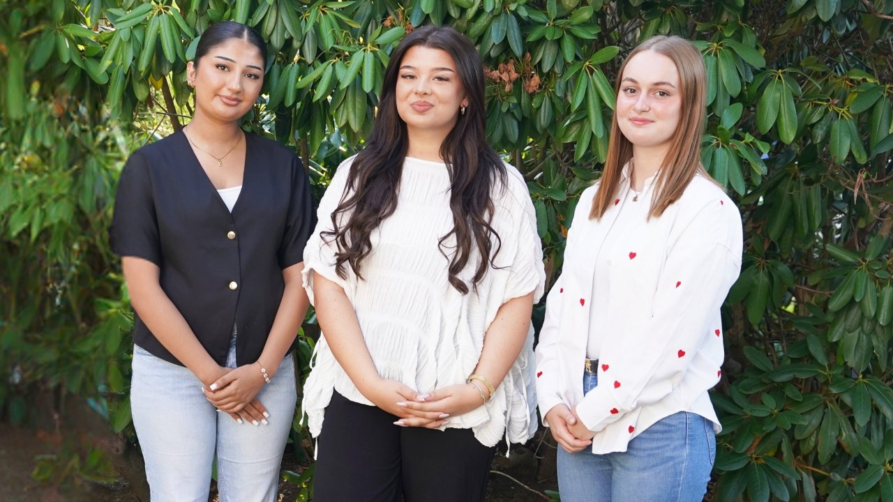 Drei neue Auszubildende zur Kauffrau für Büromanagement verstärken seit Anfang August die Verwaltung der Sportklinik Hellersen (v.l): Zahra Sultanzai, Lara Milena Paul und Dylara Krause. von Sportklinik Hellersen