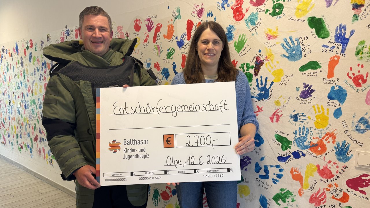 Mit einer Spendenaktion innerhalb der deutschlandweiten Entschärfergemeinschaft und privaten Firmen aus der Entschärferbranche hat Johannes (Hannes) Becker aus Attendorn nun eine Spende in Höhe von insgesamt 2.700 Euro für das Kinder- und Jugendhospiz Balthasar in Olpe übergeben. von privat