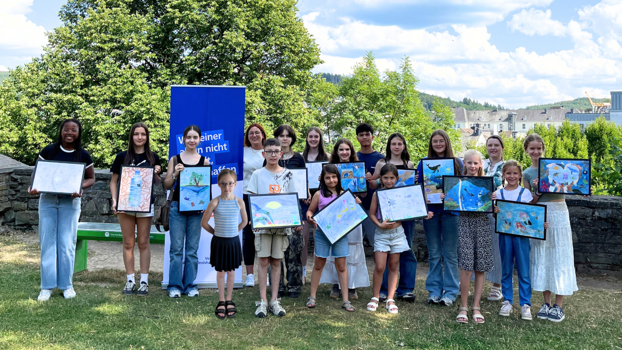 Die Gewinnerinnen und Gewinner des 56. Jugendwettbewerbs „jugend creativ“ der Volksbank Olpe-Wenden-Drolshagen zusammen mit den beiden Marketingmitarbeiterinnen Andrea Bender (5. v. l.) und Anna Ott (3. v. r.) bei der feierlichen Siegerehrung. von Volksbank Olpe-Wenden-Drolshagen