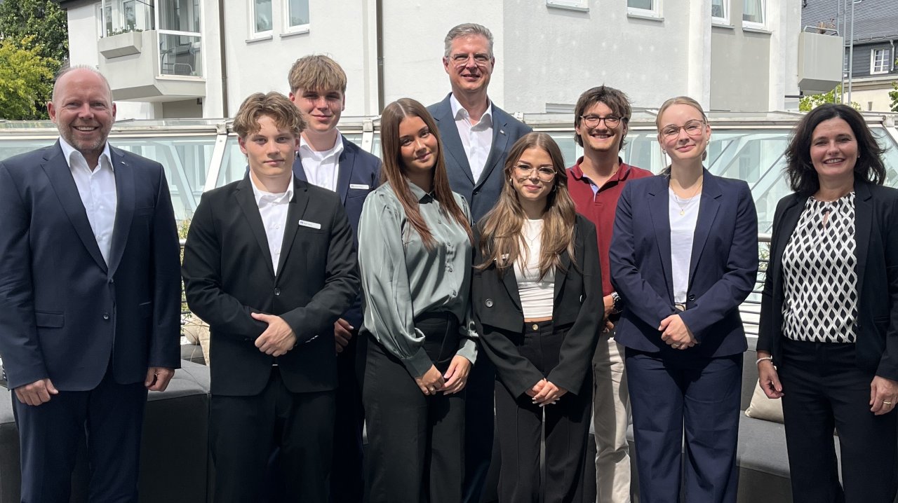 (v.l.) Marco Heinemann (Vorstandsmitglied Volksbank Olpe-Wenden-Drolshagen eG), Noah Bona (Azubi Bankkaufmann), Moritz Pfeifer (Jahrespraktikant), Zoe Van der Wielen (Azubi Bankkauffrau), Markus Stottmeyer (Vorstandsmitglied Volksbank Olpe-Wenden-Drolshagen eG), Alexandra Negura (Azubi Bankkauffrau),  Lennox Lee Linder (Azubi Immobilienkaufmann), Julia Hebel (Azubi Immobilienkauffrau), Michaela Sieler (Ausbildungsbetreuerin der Volksbank Olpe-Wenden-Drolshagen eG). Nicht mit auf dem Bild: Elisabeth Neumann (Azubi Immobilienkauffrau). von Volksbank