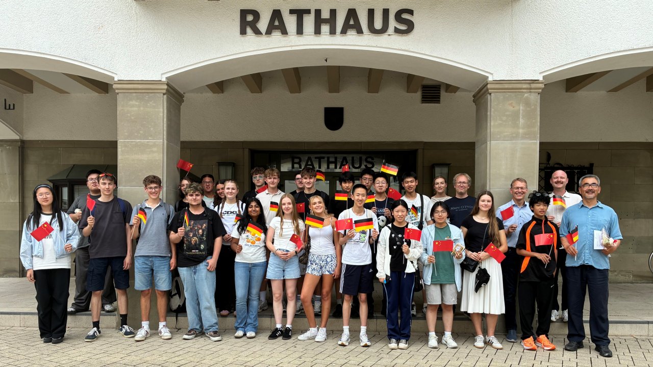 Internationale Begegnung im Zeichen von Klimawandel, Nachhaltigkeit und gemeinsamer Zukunft: Dezernent Klaus Hesener begrüßte eine deutsch-chinesische Jugendgruppe im Attendorner Rathaus. von Hansestadt Attendorn