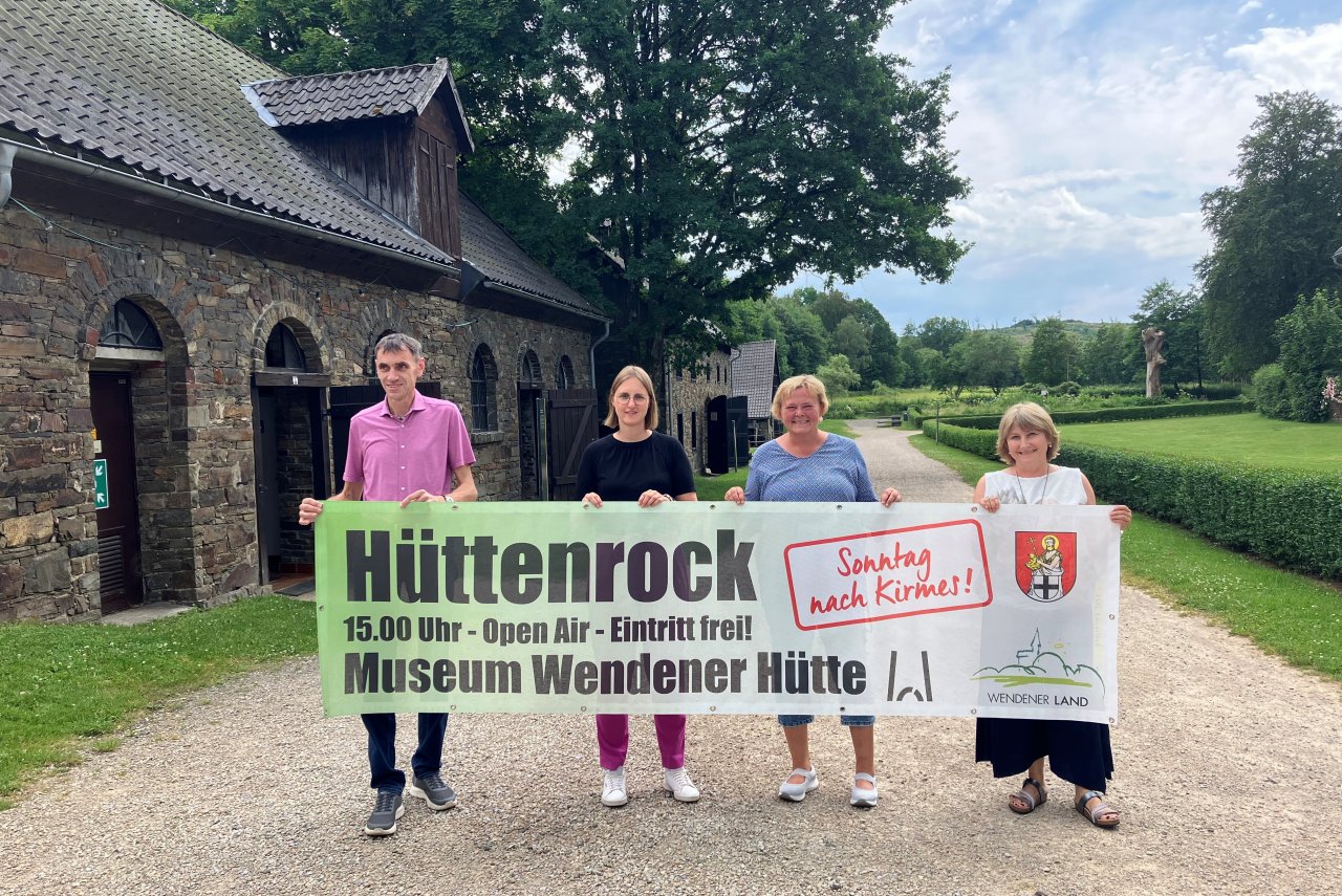 Freuen sich auf die 9. Auflage des Hüttenrock (v.l.): Die Organisatoren Ludger Reuber, Frederike Herrmann, Nicole Williams und Monika Löcken. von Gemeinde Wenden / Museumsverein